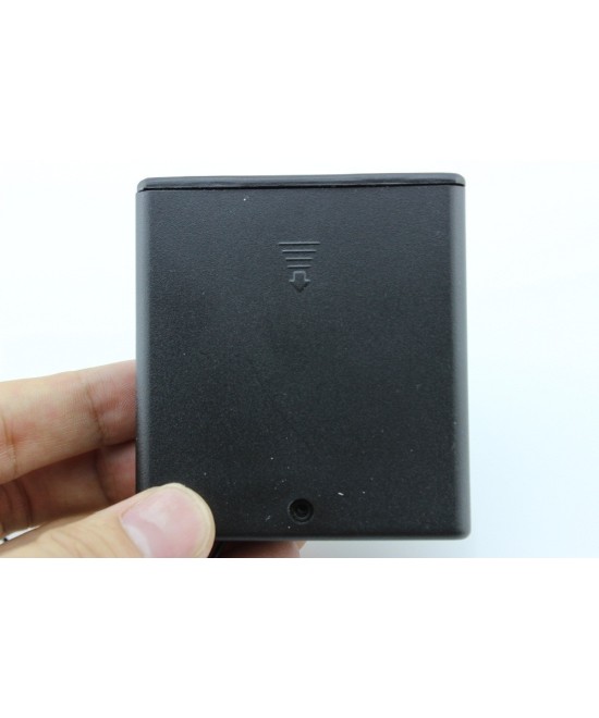 Contenedor de 4 baterias AA cerrado con interruptor ON/OFF color negro