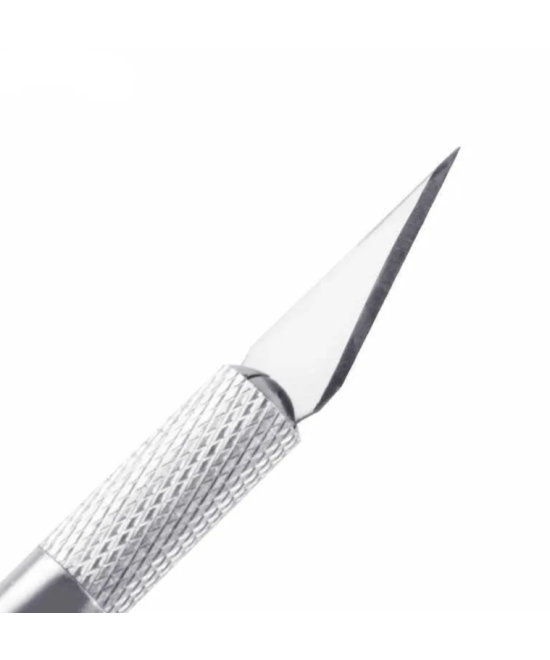 Cuchilla con mango de metal con hojas