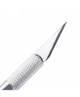 Cuchilla con mango de metal con hojas