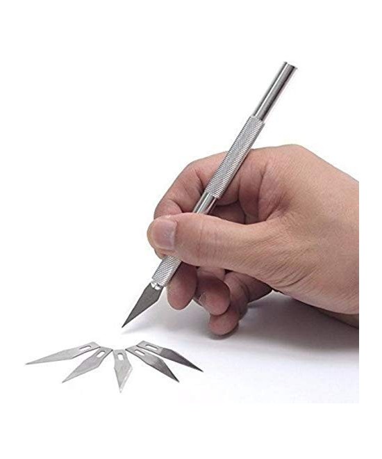 Cuchilla con mango de metal con hojas