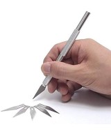 Cuchilla con mango de metal con hojas