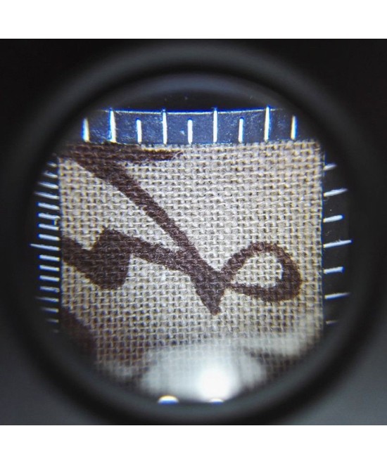 Lupa pequeña con base de metal